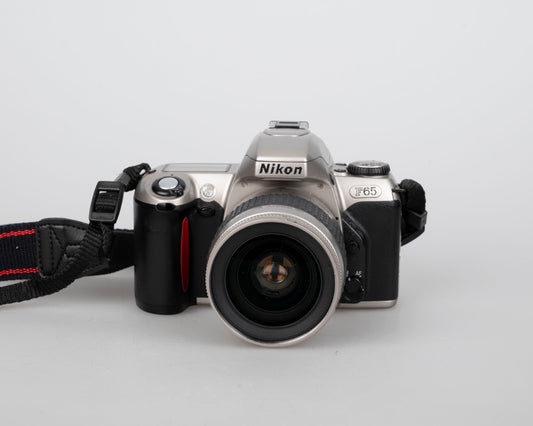 Nikon F65 (alias N65) reflex argentique 35 mm avec objectif AF Nikkor 28-80 mm (série 216507)