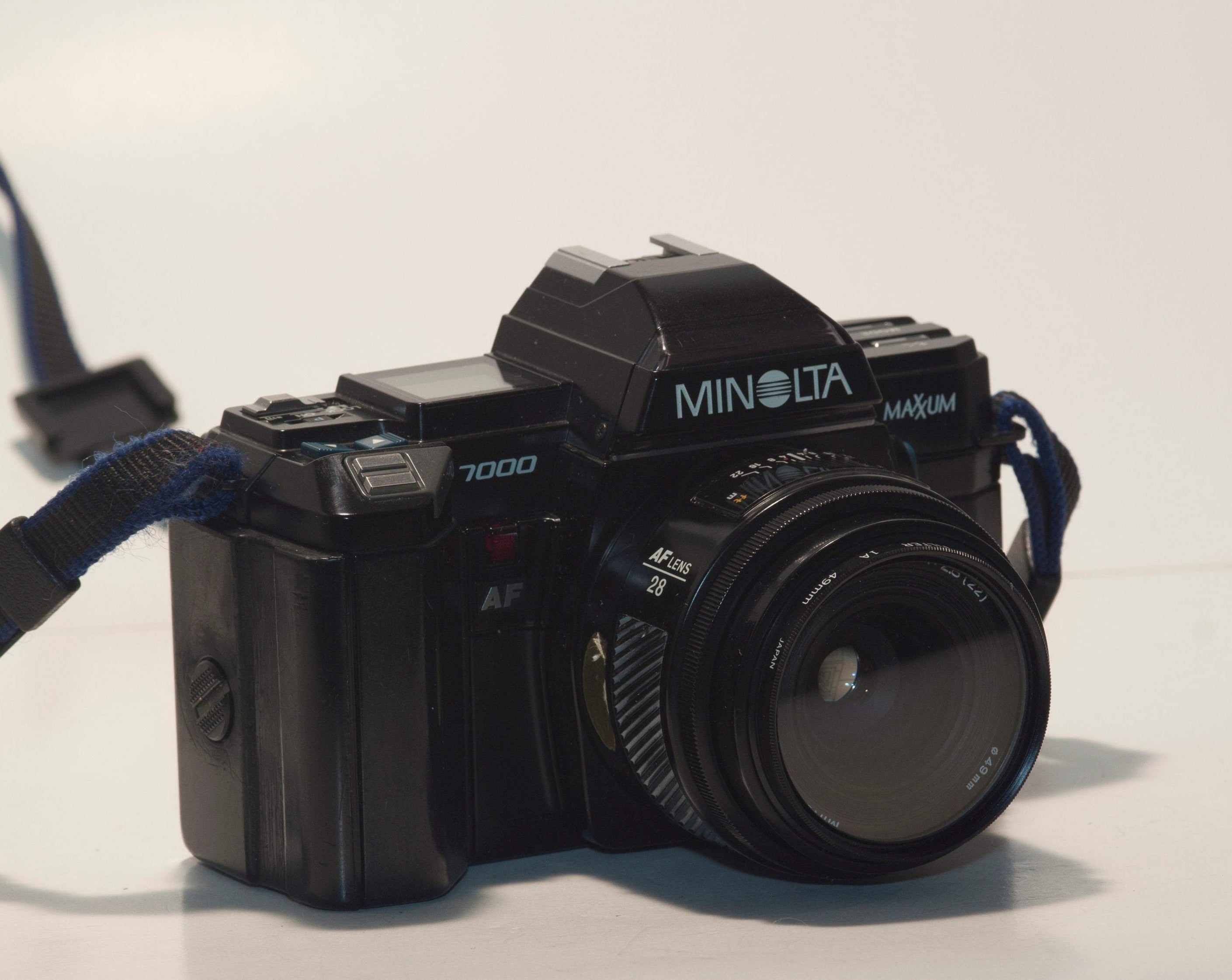 Fantastic Minolta 7000 slr with 28mm 2.8(22) AF lens. Full of high quality functions a great 35mm SLR. Lovely addition to any level of photographer's kit