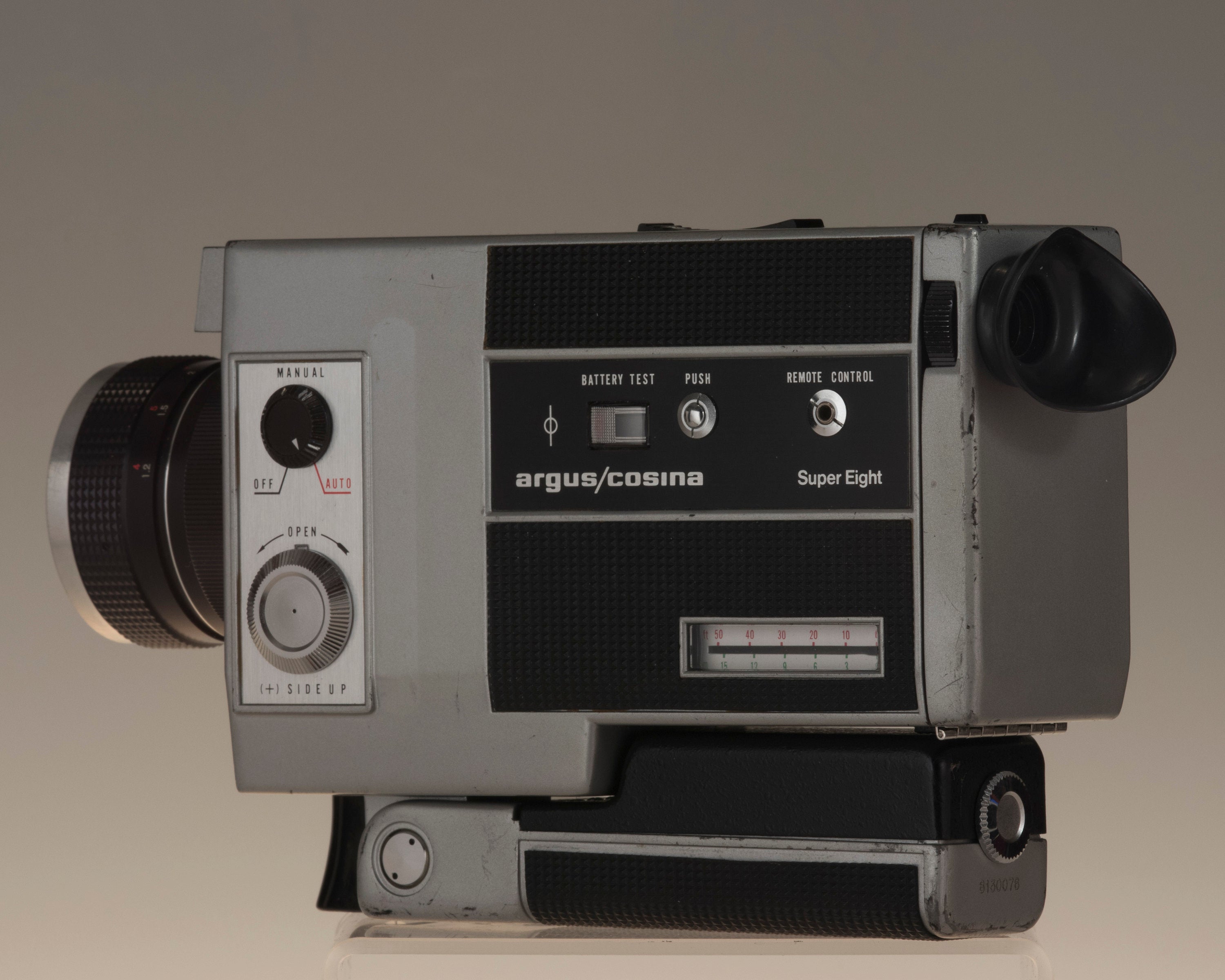 argus  Super 8 Movie Camera   Model 756本体の外装にイタミが見られます